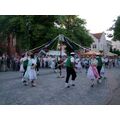 Foto: Pärchen in Spreewaldtracht umtanzen die Stange.