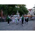 Foto: Pärchen in Spreewaldtracht umtanzen die Stange.