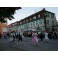 Foto: Pärchen in Spreewaldtracht umtanzen die Stange.