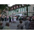 Foto: Pärchen in Spreewaldtracht umtanzen die Stange.