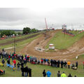 Foto: Blick von der Zuschauertribüne über die vordere Motocross-Rennstrecke mit Qauds