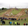 Foto: Blick von der Zuschauertribüne über die vordere Motocross-Rennstrecke mit Qauds