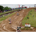 Foto: Blick von der Zuschauertribüne über die vordere Motocross-Rennstrecke mit Seitenwagen-Fahrzeugen