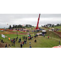 Foto: Blick von der Zuschauertribüne zum ersten Tunnel der Motocross-Rennstrecke mit Seitenwagen-Fahrzeugen