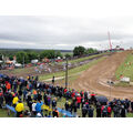 Foto: Blick von der Zuschauertribüne beim Rennstart des WM-Laufs der Motocross-Seitenwagen