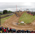 Foto: Blick von der Zuschauertribüne zu ersten Kurve der Rennstrecke der Motocross-Seitenwagen