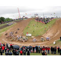 Foto: Blick von der Zuschauertribüne zu zweiten Kurve der Rennstrecke der Motocross-Seitenwagen