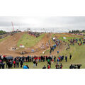 Foto: Blick von der Zuschauertribüne zu zweiten Kurve der Rennstrecke der Motocross-Seitenwagen