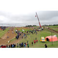 Foto: Blick von der Zuschauertribüne zum Rennstreckeverlauf mit Kran der Motocross-Seitenwagen