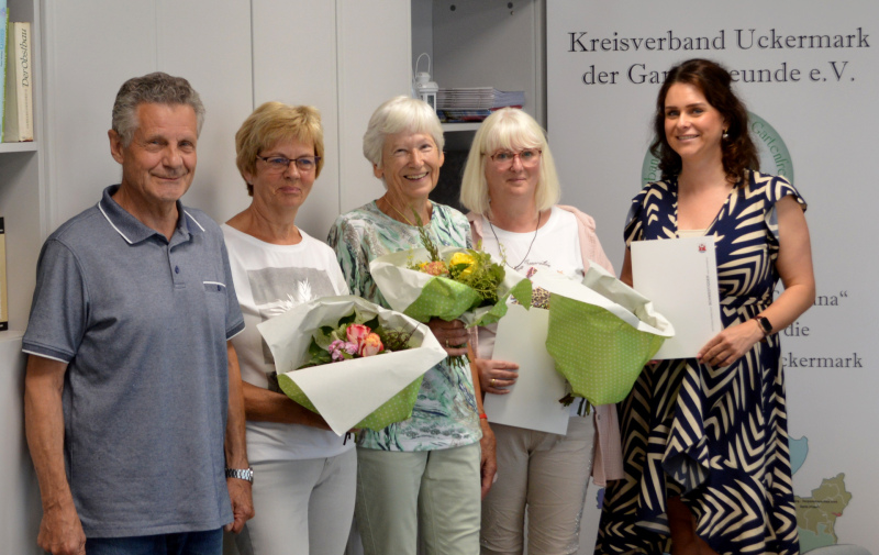 Gruuppenfoto: 5 Personen mit Blumensträußen und Urkunden