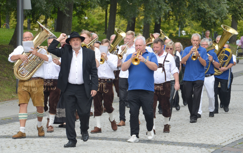 Foto: Blasorchester kommt anmarschiert Foto: Blasorchester kommt anmarschiert
