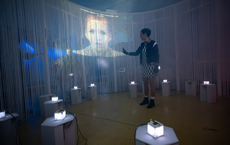 Foto: Bildschirm an der Bühnenrückwand und leuchtende Cubes für die Interaktion Foto: Bildschirm an der Bühnenrückwand und leuchtende Cubes für die Interaktion