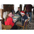 Foto: Die Kinder sitzen am Tisch und spielen.