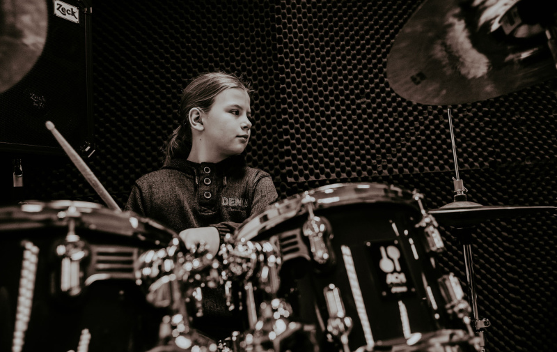 Foto: junger Musiker am Schlagzeug