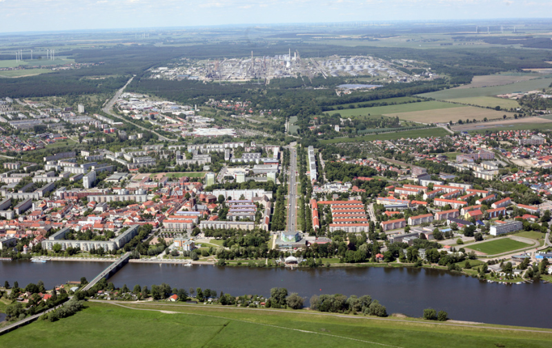 Zdjęcie: Miasto z rafinerią PCK w tle. 