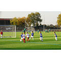 Foto: fußballspielnde Kinder auf dem Kunstrasenplatz