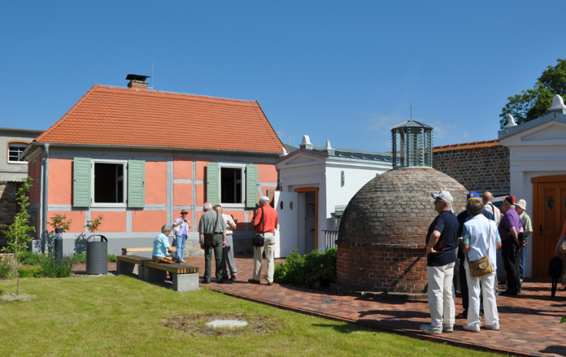 Foto: Besucher im Garten des Museum