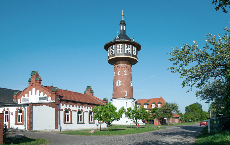 Foto: Ensemble mit Wasserturm