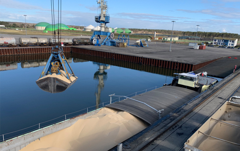 Foto: Entladung eines Frachtschiffes im Hafen