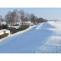 Foto: verschneite Landschaft mit Gärten und Anglerheim