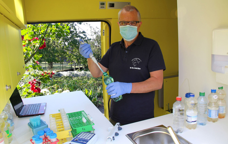 Foto: Mann mit Maske im Labormobil