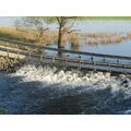 Foto vom 18. April 2011: Das Wasser aus den Poldern fließt in den Kanal.