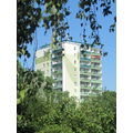 Foto vom 30. Mai 2011: Stadtparkgrün mit Blick auf das Hochhaus mit grüner Fassade