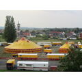 Foto vom 24. August 2011: Blick von oben auf den Zirkus und die Eigenheimsiedlung am Wasserturm