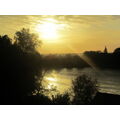 Foto vom 14. September 2011: Sonne strahlt auf den Kanal, gelb leuchtender Himmel, davor schwarze Ufersilhouette