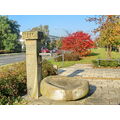 Foto vom 23. Oktober 2011: Brunnen in der Lindenallee und herbstlich gefärbte Gehölze