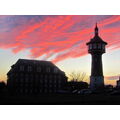 Foto vom 25. November 2011: rot und violett gefärbte Wolken vor der Silhouette des Wasserturms