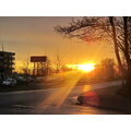 Foto vom 13. Dezember 2011: goldener Sonnenaufgang über der Straße zur Stadtbrücke