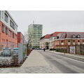 Foto vom 19. Dezember 2011: sanierte Straße mit Blick auf ein Stadtpark-Hochhaus