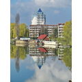 Foto vom 19. April 2012: Blick  überm Kanal zur Anlegestelle Fischer Zahn und Punkthaus Fischerstraße; im Vordergrund Wasserspiegelung der Gebäude