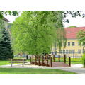 Foto vom 29. April 2012: Fußgängerbrücke Oderstraße mit Blick auf das Ärztehaus 