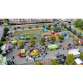 Foto: Blick vom Riesenrad auf verschiedene Fahrgeschäfte