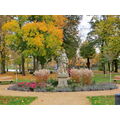 Foto vom 28. Oktober 2012: herbstlicher Park mit Plastik