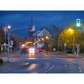 Foto vom 5. November 2012: Blick in die abendliche Straße in Richtung katholische Kirche