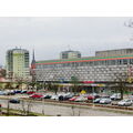 Foto vom 1. Februar 2013: Blick auf Kaufhaus, parkende Autos davor, Kirche und Hochhäuser