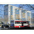 Foto vom 7. März 2013: Bus und Auto vor dem Hochhaus