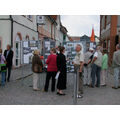 Foto: viele Interessenten vor der Ausstellung