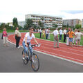 Foto: Eine Radfahrerin auf der Skaterbahn.