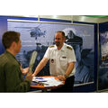 Foto: Beratung am Messestand der Bundeswehr