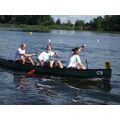 Foto: Boot mit 3 Personen auf dem Weg zum Start