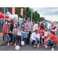 Foto: Mehrere Kinder stehen an, eines bekommt die Fernbedienung erklärt.