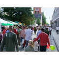 Foto: Viele Besucher schlendern durch die Straße an den Ständen vorbei.