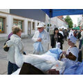 Foto: Stand mit Federbetten und einer ausgestopften Gans.