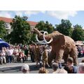 Foto: Mammut, gezogen von zwei Urmenschen