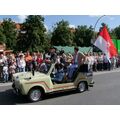 Foto: Sänger mit Megaphon in einem offenen Trabant