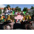 Foto: Wagen mit Wimpel, Kürbissen und Schwein